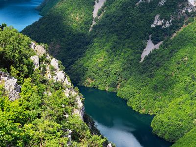 DRSNÁ KRÁSNÁ ALBÁNIE – Městská knihovna