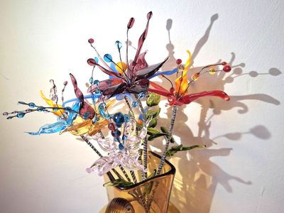 Glass jewellery and flowers by Marcela Růžičková – State Museum of Glass and Jewellery in Jablonec nad Nisou