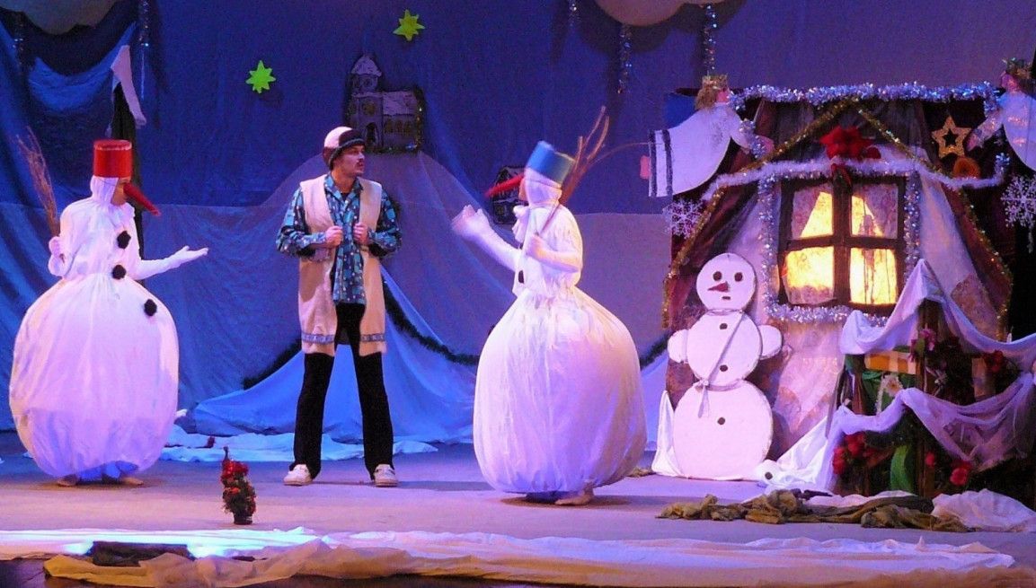 TWO SNOWMEN AT CHRISTMAS