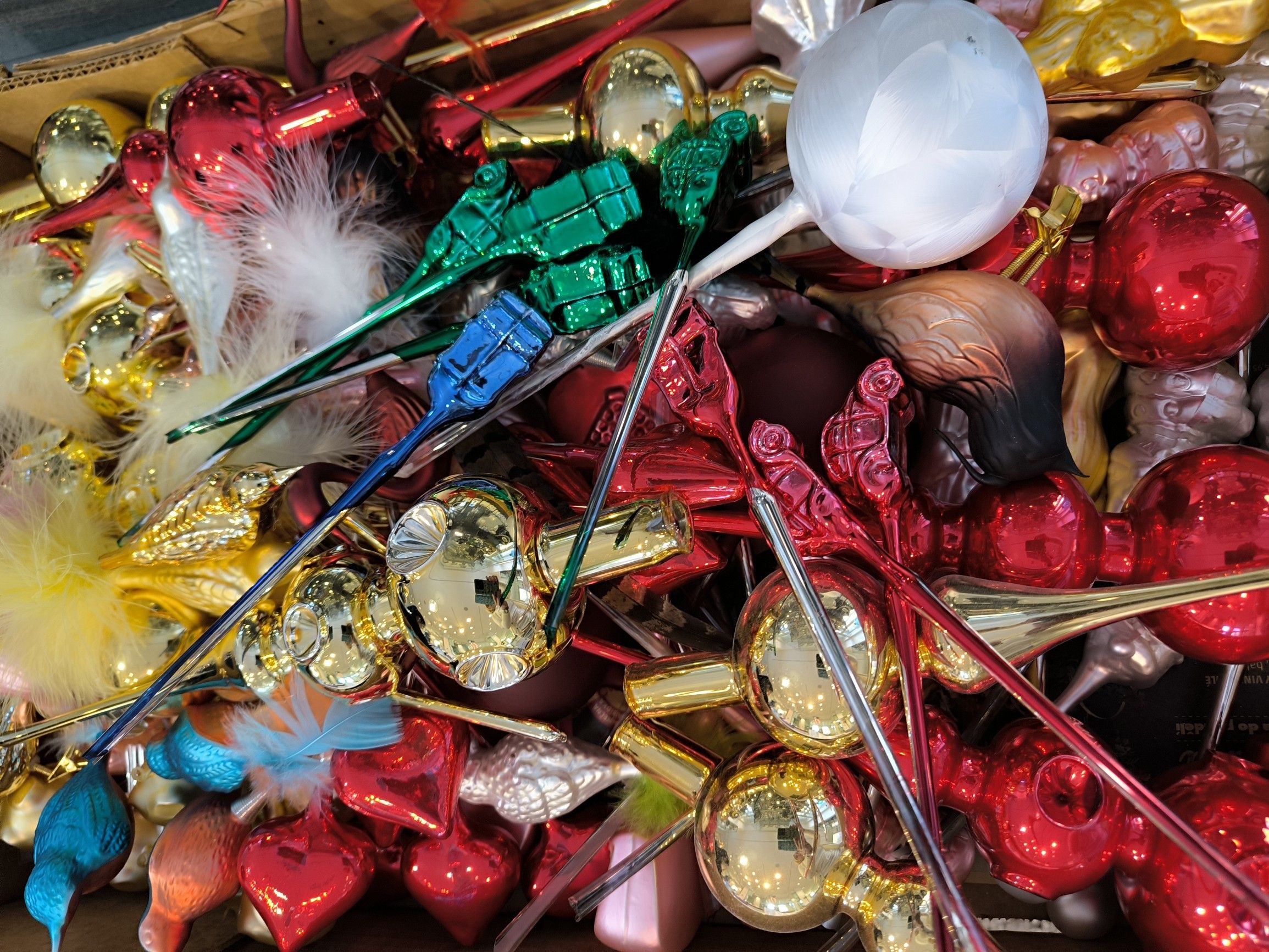 Decorating Christmas baubles