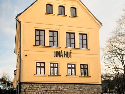 JINÁ HUŤ a Kavárna cHuť