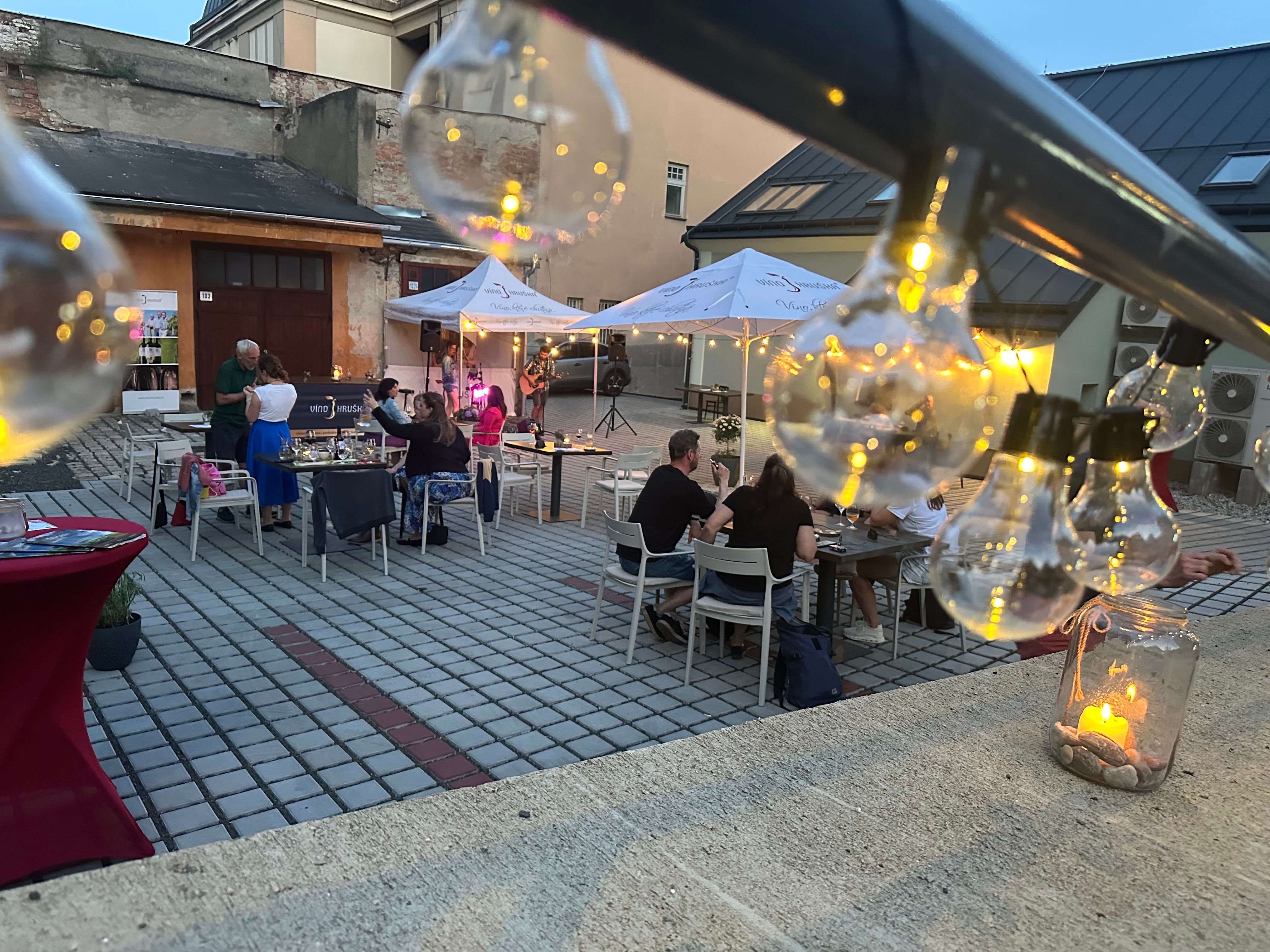 KAMILA NÝVLTOVÁ auf der Terrasse des VÍNO HRUŠKA in Jablonec