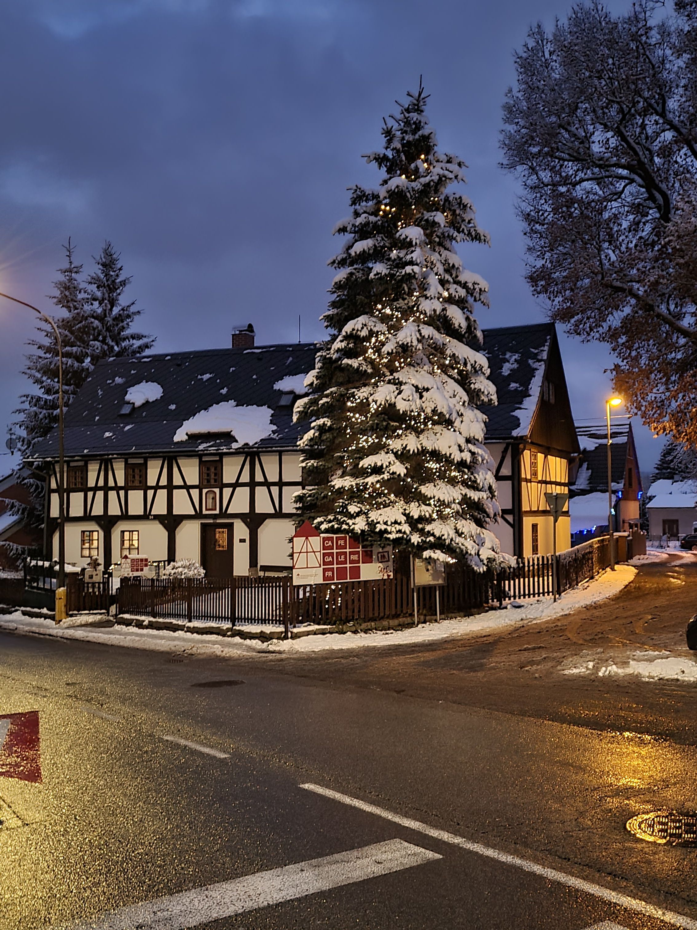A Czech-German Christmas, Angelic Advent