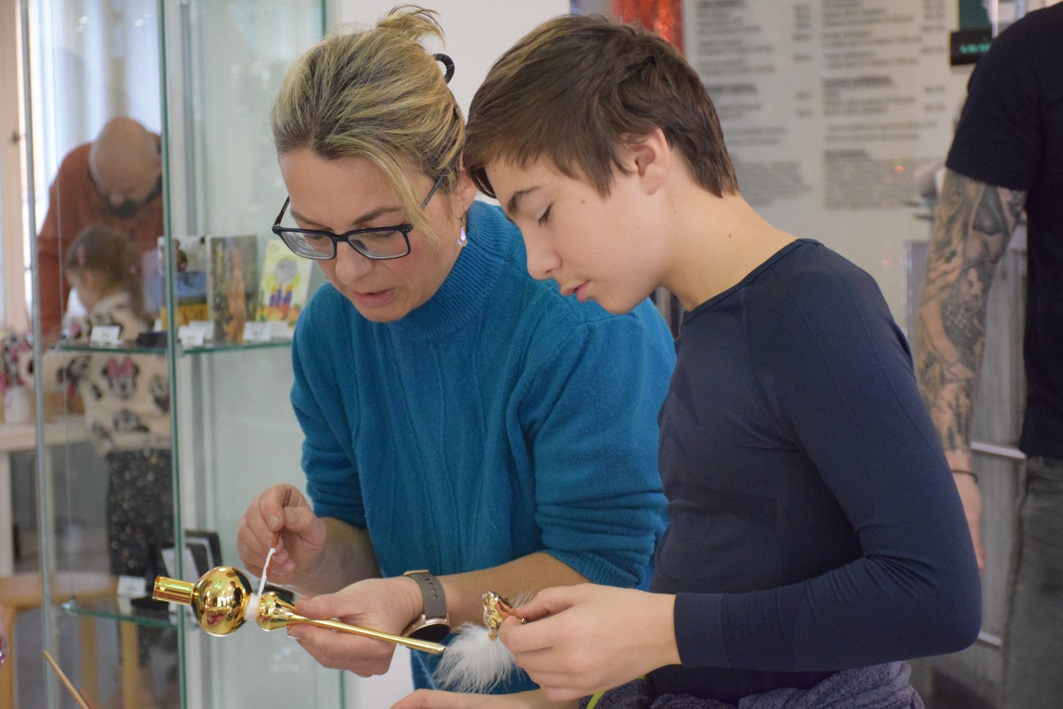 Decorating Christmas baubles