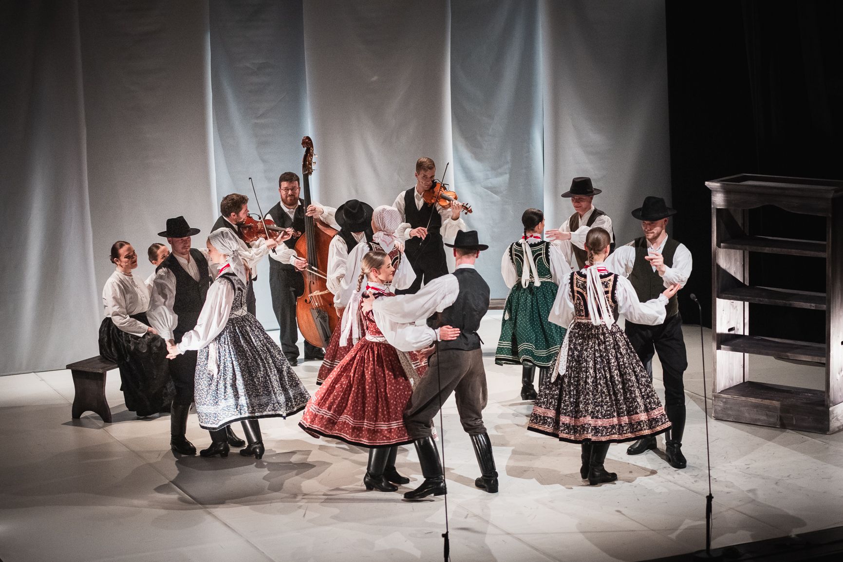 THROUGH THE CARPATHIANS - LÍPA MUSICA