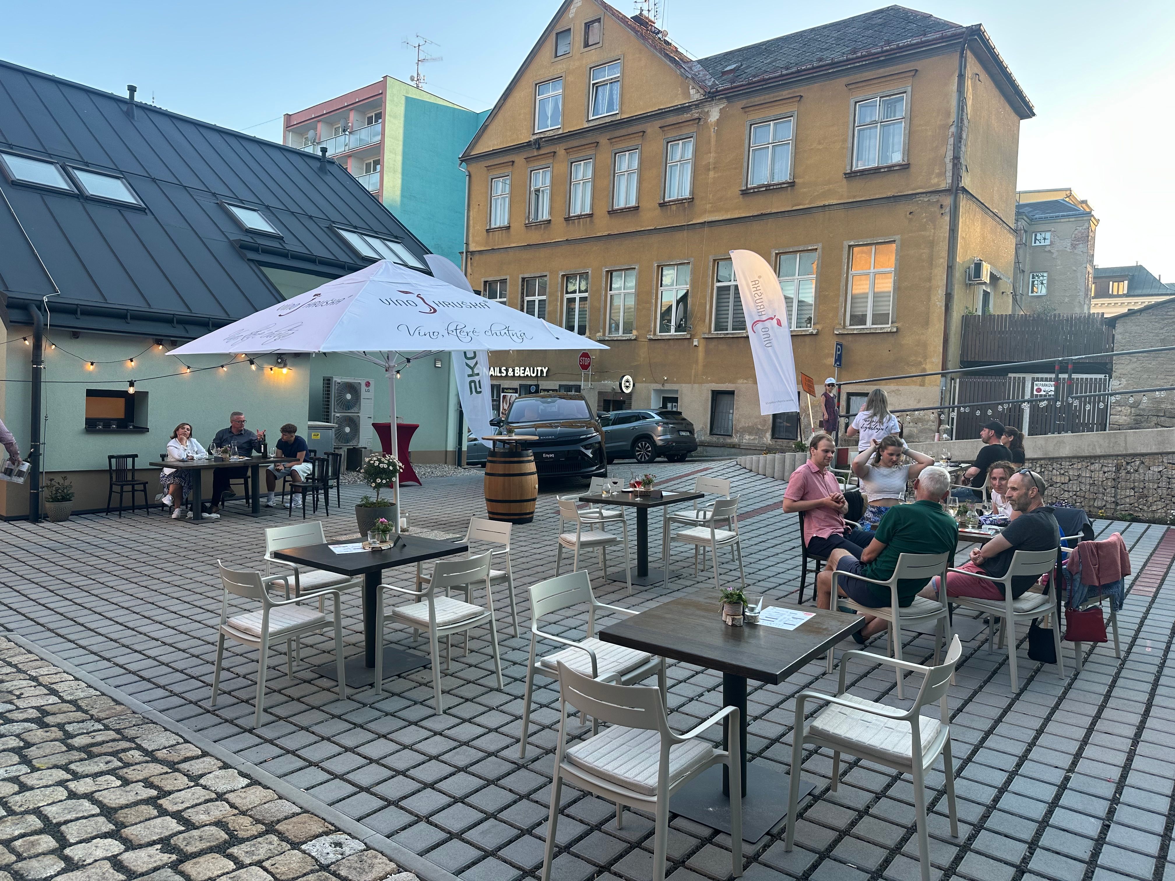 KAMILA NÝVLTOVÁ auf der Terrasse des VÍNO HRUŠKA in Jablonec