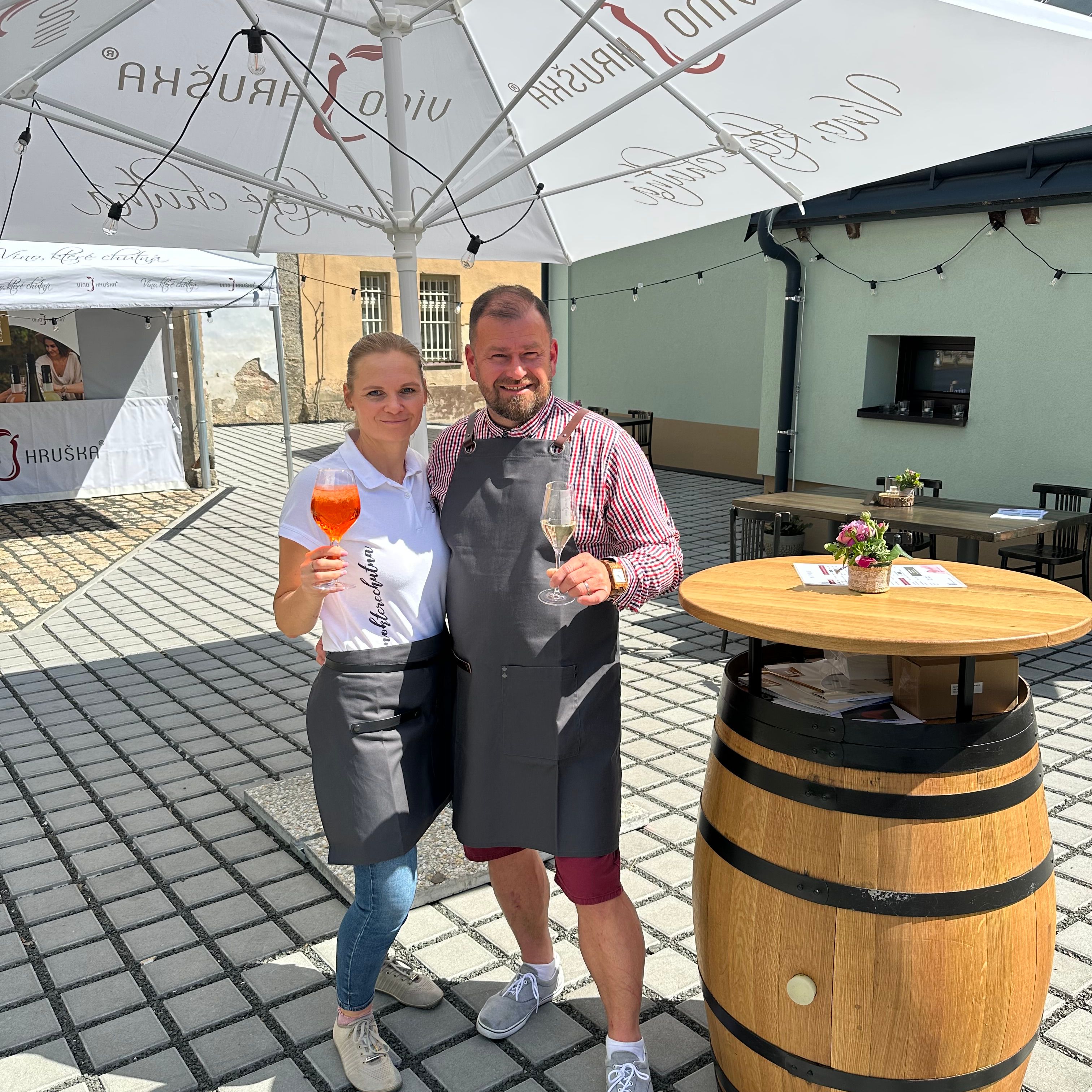 KAMILA NÝVLTOVÁ auf der Terrasse des VÍNO HRUŠKA in Jablonec