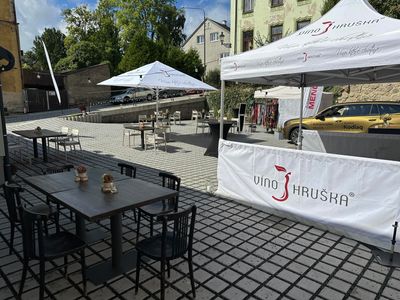 Hudba na terase VÍNO HRUŠKA s kapelou LOVE BAND – VÍNO HRUŠKA - VINOTÉKA - VINNÝ BAR